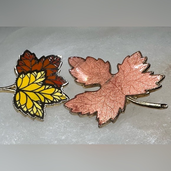 Fall Leaves Pins Enamel on Metal Set of 2 - Picture 3 of 7